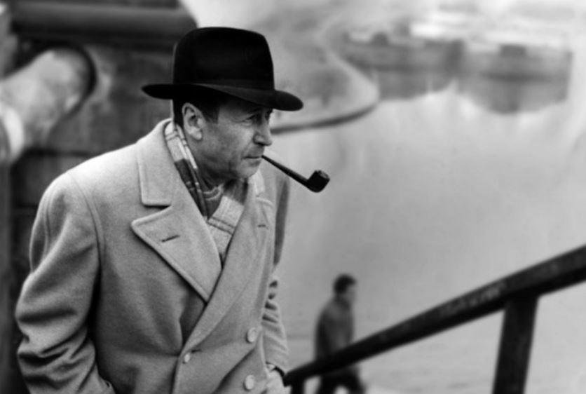 Писатель Джордж Сименон гуляет по Милану с трубкой