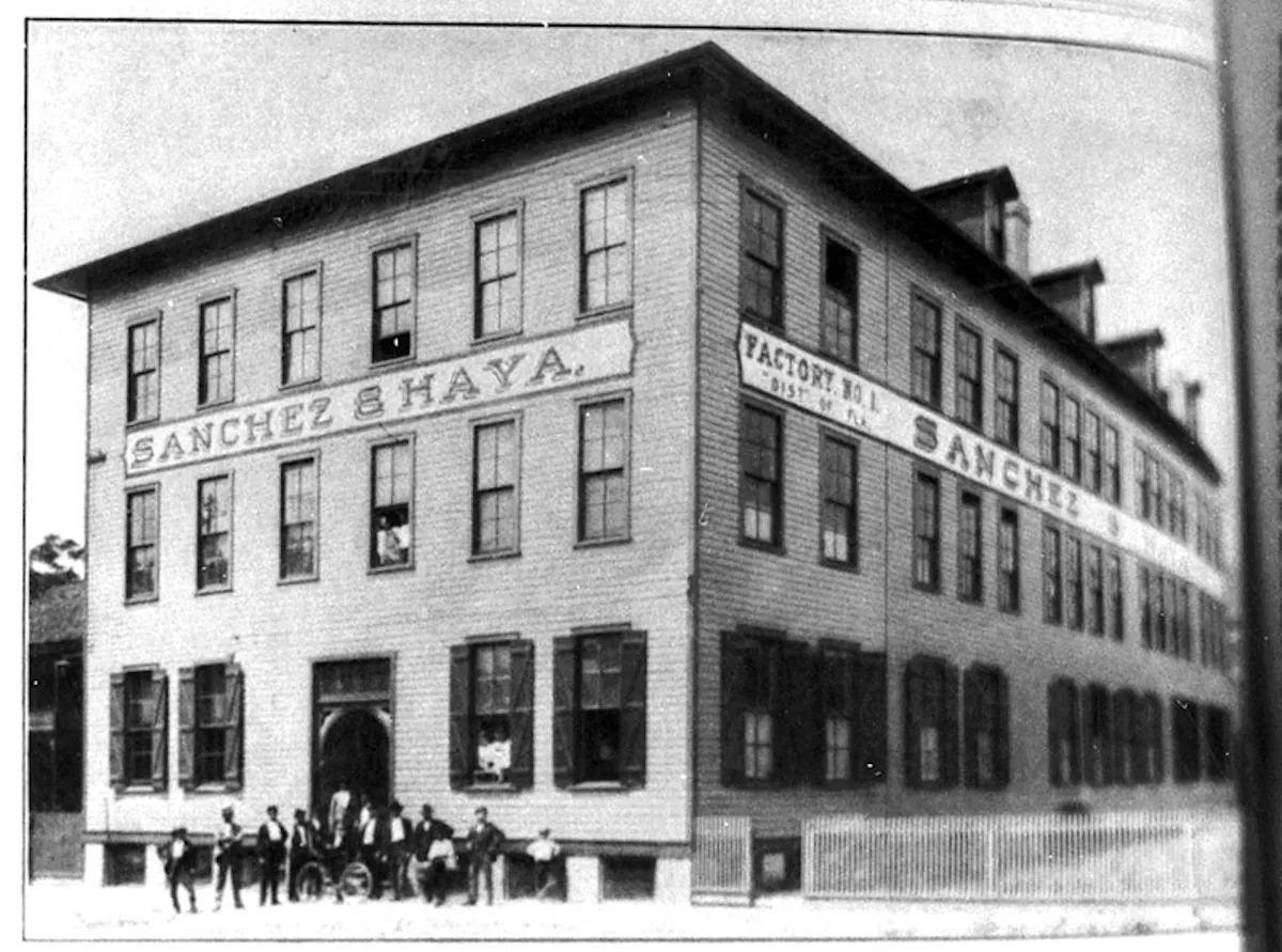 есной 1906 года фабрика переехала в новое кирпичное здание. 