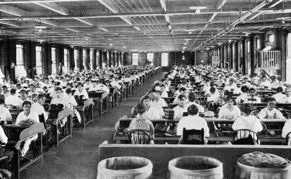 Внутри сигарной фабрики в Ибор-Сити, ок. 1920 г.
