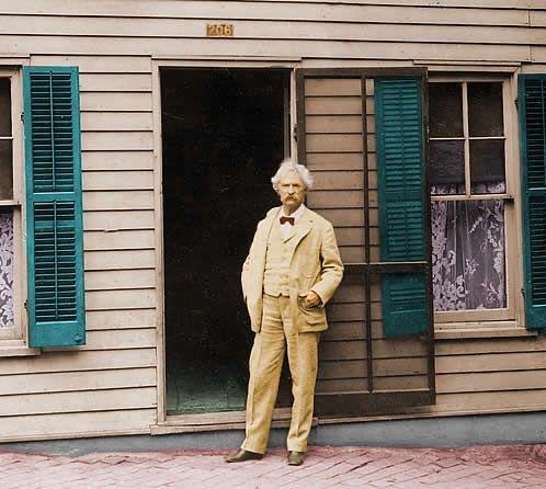 Марк Твен у входа в дом. Раскрашенное фото.