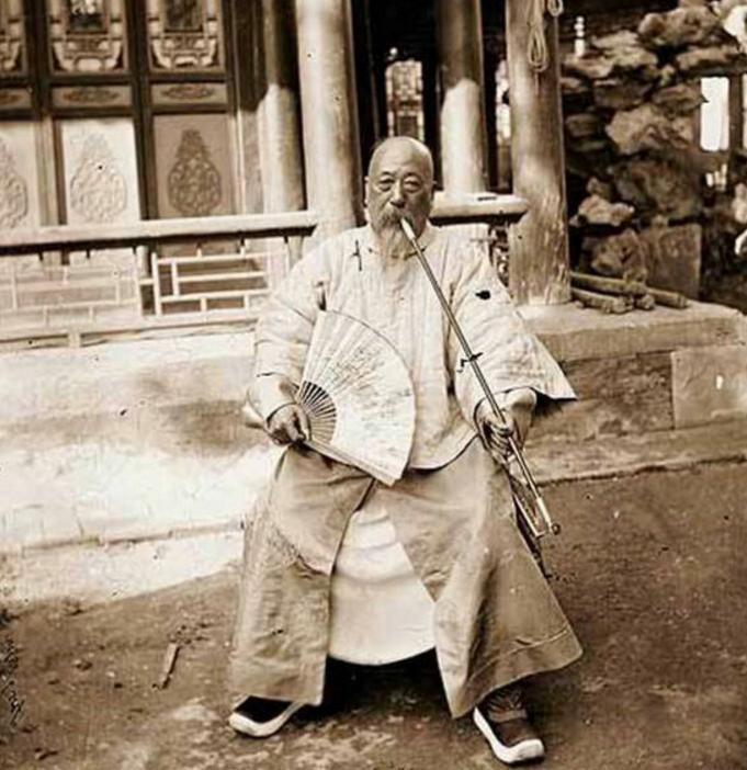 китайский старик с трубкой
