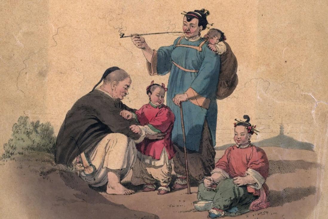 На гравюре 18 века изображена китайская семья за едой. Мать курит трубку, неся на спине ребенка.