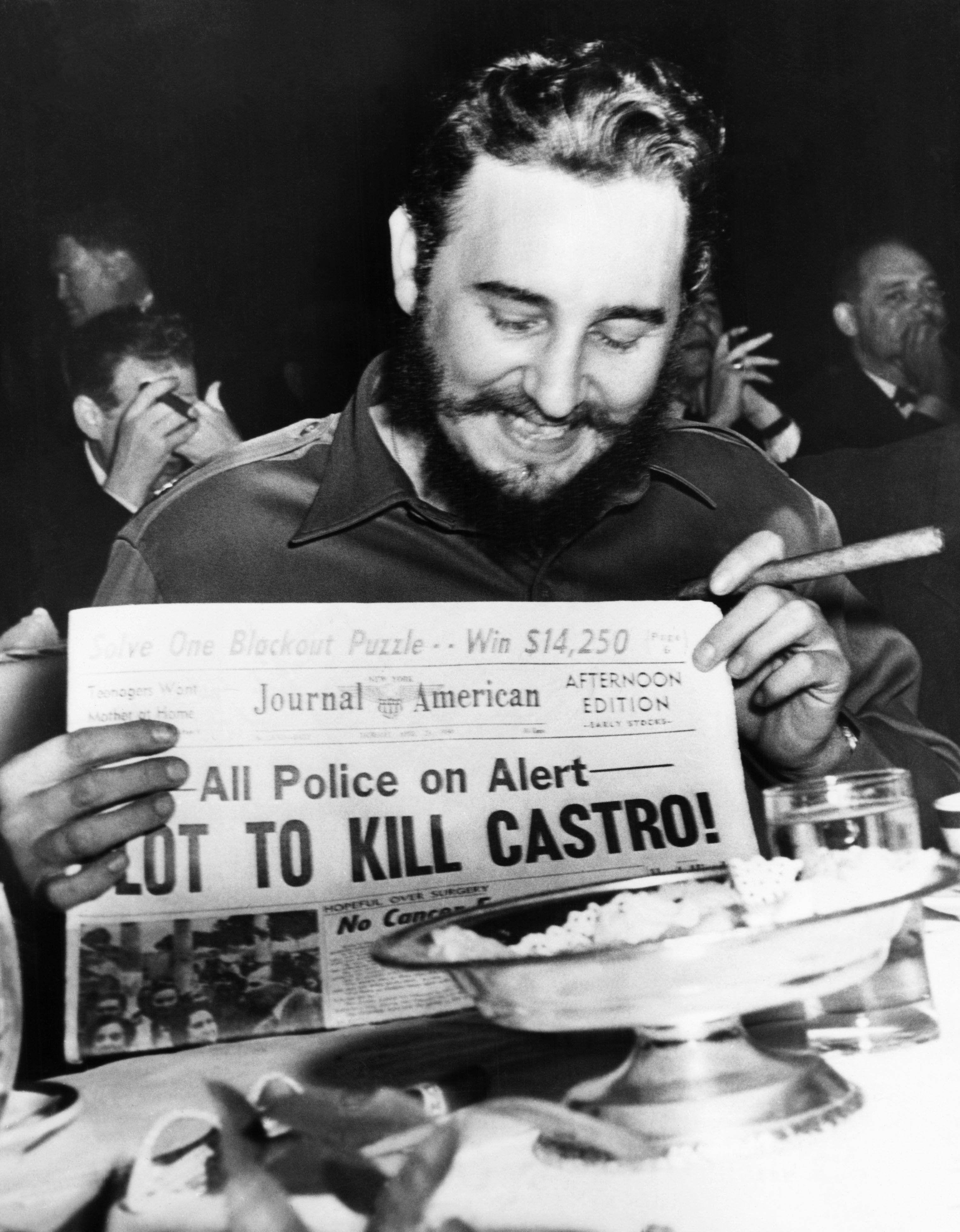Фидель Кастро с сигарой и газетой