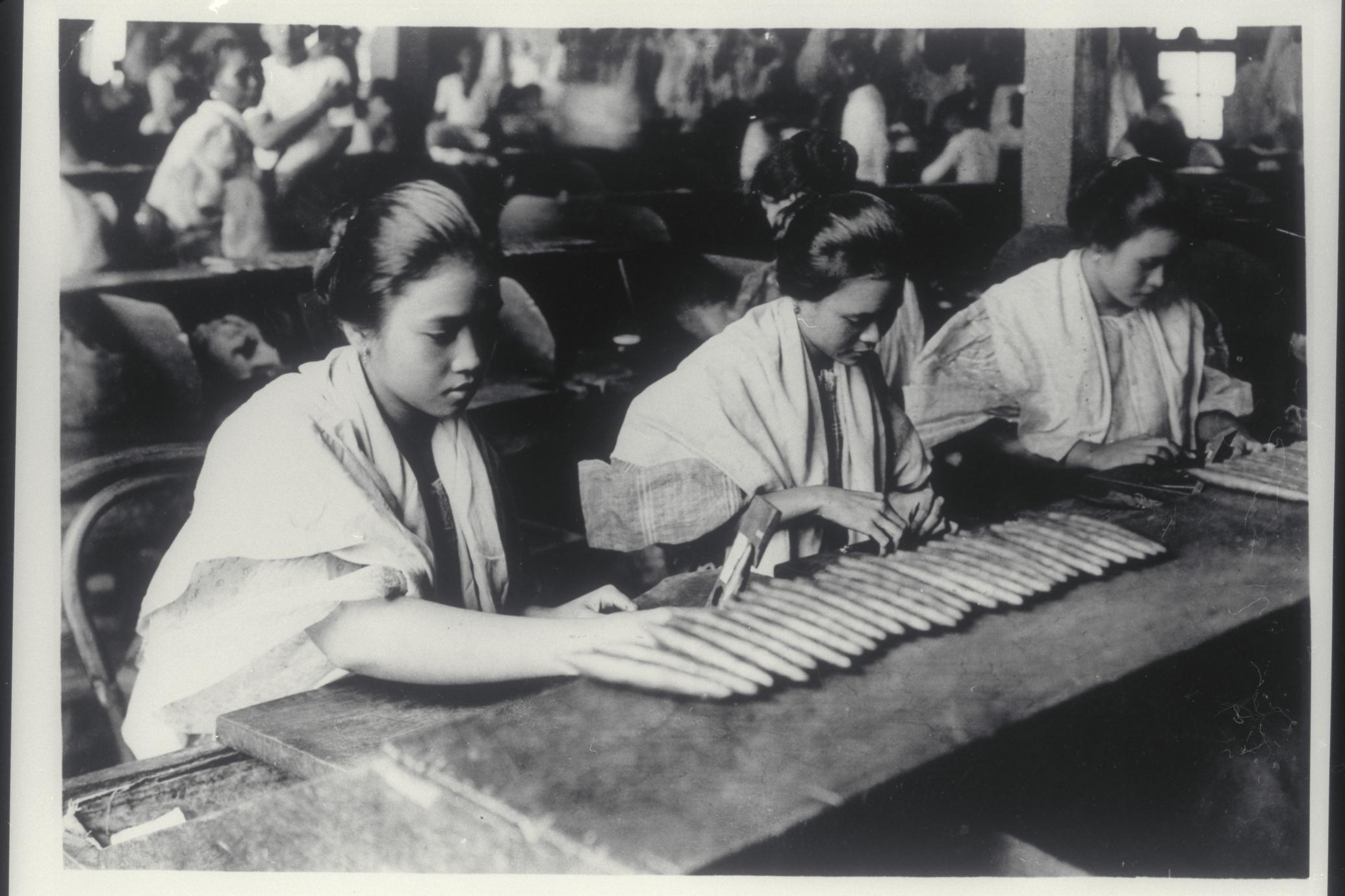 Женщины, делающие сигары, Манила, 1920–1930 гг.