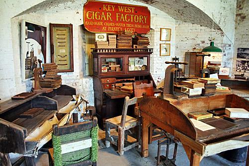 Историческая экспозиция памятных вещей по изготовлению сигар в музее и форте Восточного Мартелло.
